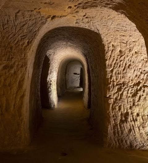 Bassorilievo scolpito nelle Grotte di Osimo