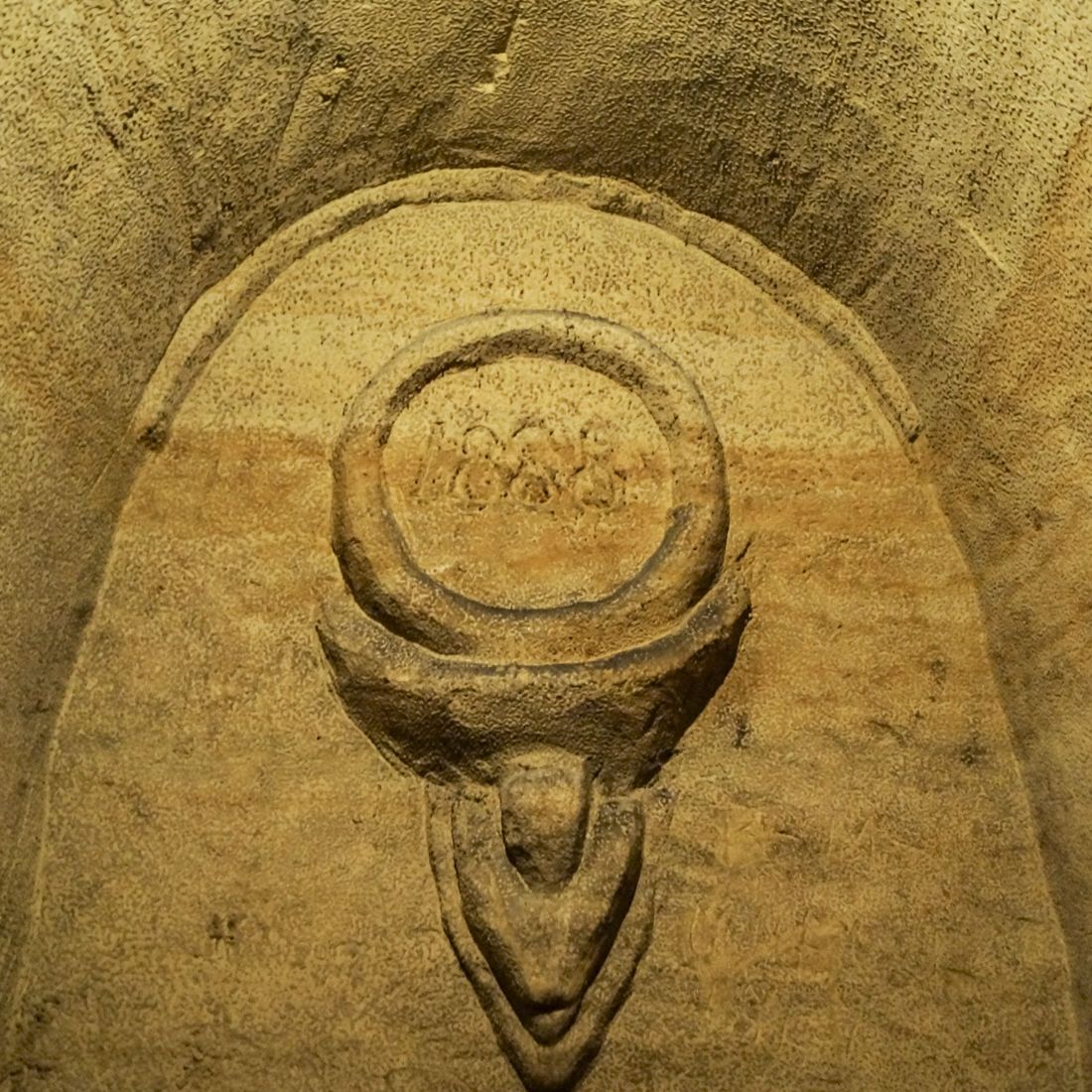 Bassorilievo simbolico nelle Grotte di Osimo