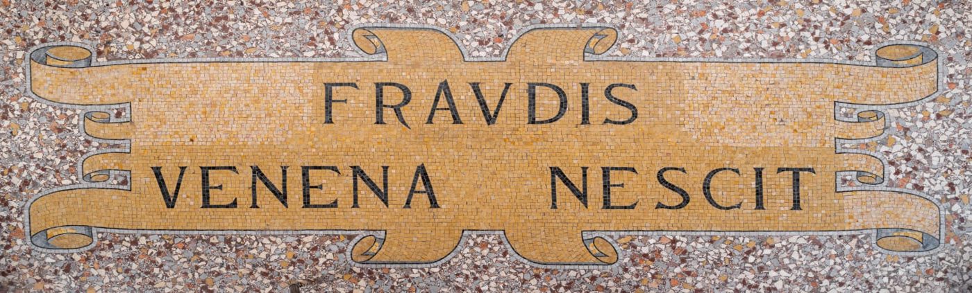 Motto della famiglia Gallo: Fraudis venena nescit, mosaico a pavimento